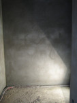 Grijs stucwerk badkamer